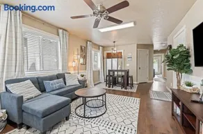 Smart Comfort 2 bed 2 bath near College of Idaho - Image 2