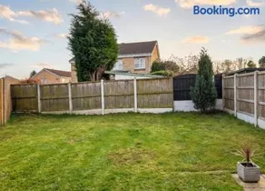 2 Bed Semi - Sleeps 4 - Fully Fenced Garden & Parking - Quiet Cul De Sac Location - Dog Friendly - Fast Wifi - Close to Motorway Access - Image 3