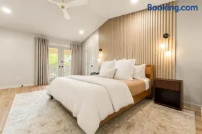 Gated Energy Corridor Townhome with pool, Houston - Image 2