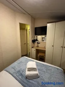 Coastal retreat with monkey-themed kids rooms Caravan - Image 4
