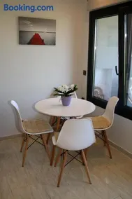 Santa Barbara Lakis Apartments - Image 2