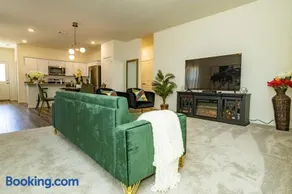 Lavishly Decorated 3-Bedroom Home Near Samsung-Taylor with King-Sized Bed - Image 1