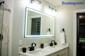 Cozy 4BR Lakeside House, Fireplace, Garage - Image 1