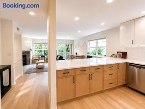 NEW Sleeps 8 Ballard Townhouse - Image 3