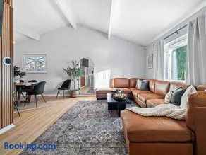 Hot Tub, Game Room, 4 Bedrooms, Gorgeous Remodel - Image 1