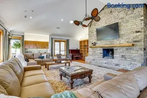 Post Oak Estate - Pool Barn 2 Guest Homes 16 Ac - Image 5