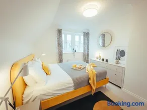 5 Bed Family Home- Free Parking - Image 2