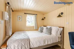 Shepherd's Hut, Bath - Image 1