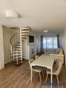 Maison avec jardin dans un quartier résidentiel - Image 4
