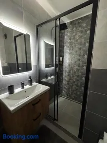 Newly renovated flat next to forest park - Image 3