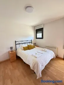 Apartamento con balcón y vistas a la montaña - Image 4