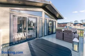 Woodland Jewel Lodge with Hot Tub - Image 1