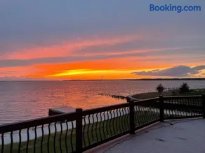 Hamptons Romantic Waterfront Queen Suite - Image 4