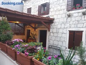 Apartments and Rooms Villa Lina - Image 1