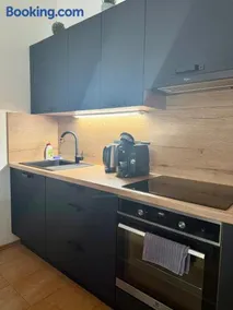 Victoria Apartment Free Parking - Image 3