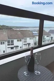 Stylish Saundersfoot Top Floor 2-Bed Seaview Apartment, Balcony & Parking - Image 5