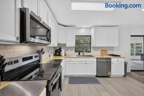 Historic Downtown Ocala Haven, King Bed, Near WEC, Sleeps 8 - Image 2