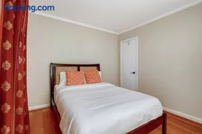 CrystalCityHouse-Near DC-Walk to Metro-5BR 3 Bath - Image 2