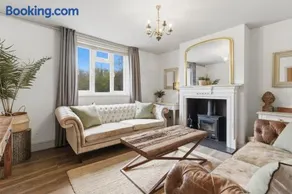 2-Bedroom Cottage Sleeps 5 Free Parking - Image 2