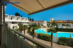 Host in Italy - Oasi moderna con piscina a due passi dal mare - Image 4
