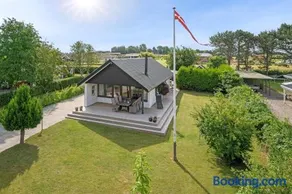 Cosy Holiday House Near Child Friendly Beach - Image 2