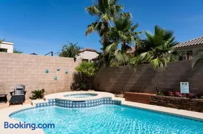 Spotless luxury 5 Bed 3 Bath home with private HEATED saltwater pool & spa, Level 2 EV station 3 King & 3 Queen - Image 1
