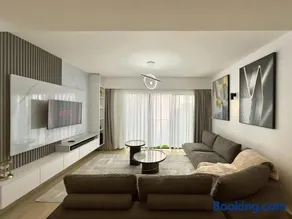 Stylish 1BR Condo with Pool, Gym, Parking & Wi-Fi - Image 1
