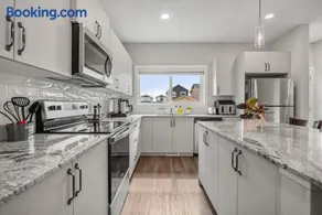 Extra Large House with AC, Banff Access, Sleep 12, BBQ, 4 Bedrooms & 2 Sleeper Sofa Beds - Image 1