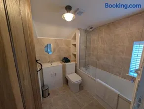 Central Grade 2 listed cottage - Image 4