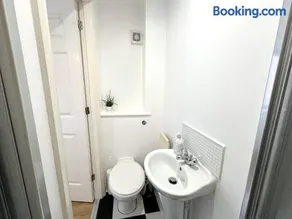 Private room with en-suite and parking in shared flat - Image 5