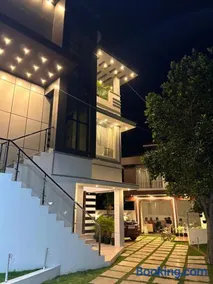 Sapphire Stayss - Image 1