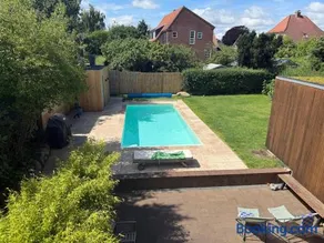 Architect-designed villa with pool close to downtown - Image 1