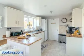 Spacious Cotswolds Base, Private Garden & Parking - Image 3