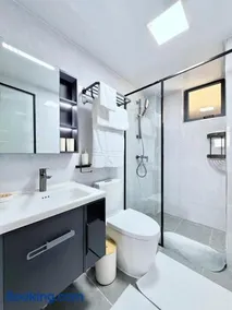 One and Two Bedroom Apartments with Rooftop Pool Gym and City Views - Image 1