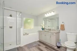 House 3 years old, Close to mall, Restaurants, IAH - Image 2