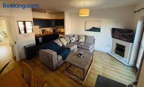 Lakeside Townhouse - Homely & Modern Holiday Home - Image 1
