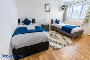 3 Bedroom house with free parking, Dalstone,Aylesbury - Image 2