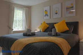 Luxury 2-bedroom 2-bathroom city centre apartment - Image 2