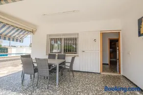 Villa avec jardin, piscine privée et terrasse | Vue jardin - Image 3