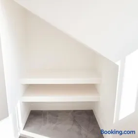 Modern 3BR 3BA Watford Home, For Contractors & Families, Close to Warner Bros, Free Parking, Sleeps 6 - Image 5