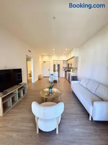 Peaceful 1BR Escape, Courtyard View & Garage - Image 4