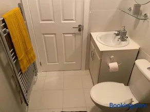 Cheerful 2 bedroom holiday home with parking - Image 3