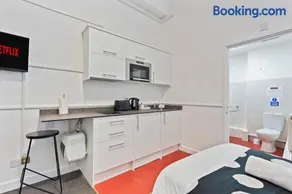 Central Dudley Stay-Sleeps 3, Kitchen&Free Parking - Image 4