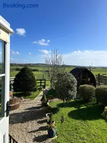 Cotswold Shepherd hut Hot Tub sauna Dog friendly - Image 4