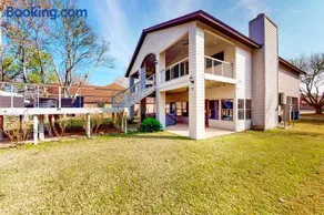 Lakefront home with hot tub, dock, kayaks, central AC, & great lake views - Image 1