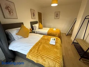 Spacious 3 Bed House with Parking and Garden - Image 2