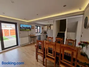 Crown Meadow - 4 Bedroom House - Heathrow - ExcellentStays - Image 2