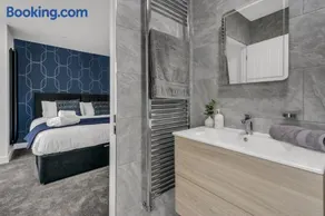 Stanley Executive 2 Bedrooms 4 Beds 2 Bathrooms - Image 5