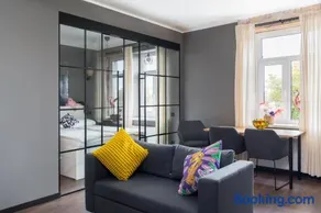 Sunny 1BR Apartment near Park & Stadium - Image 4