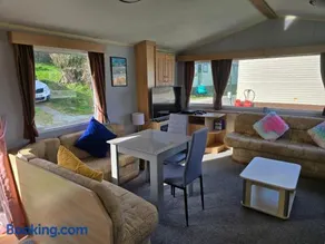 Light and Airy 2 Bedroom Mobile Home - Image 4